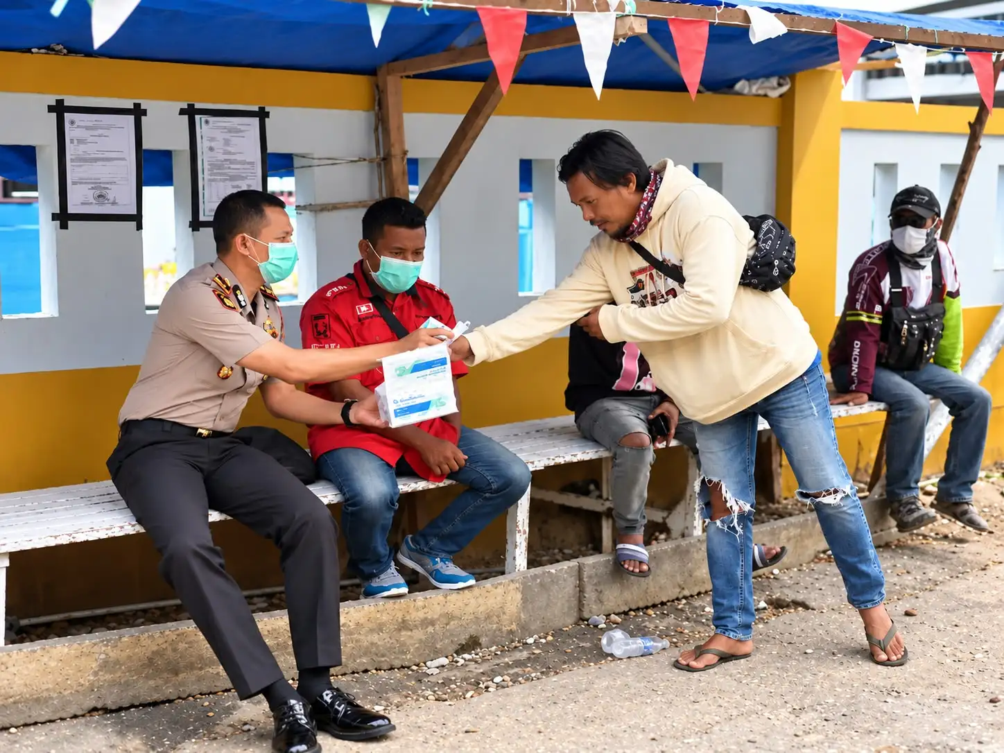 Bukan Sekadar Mengatur Lalu Lintas, Kapolres Fakfak Turun Menyapa Warga dan Bagikan Masker Sejak Pagi